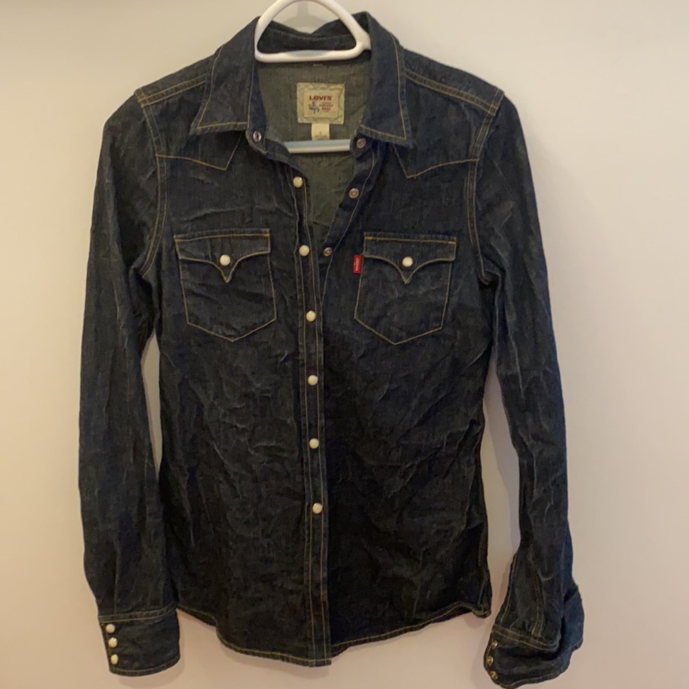 Vintage Levi’s button up top, wrinkled look, size US S